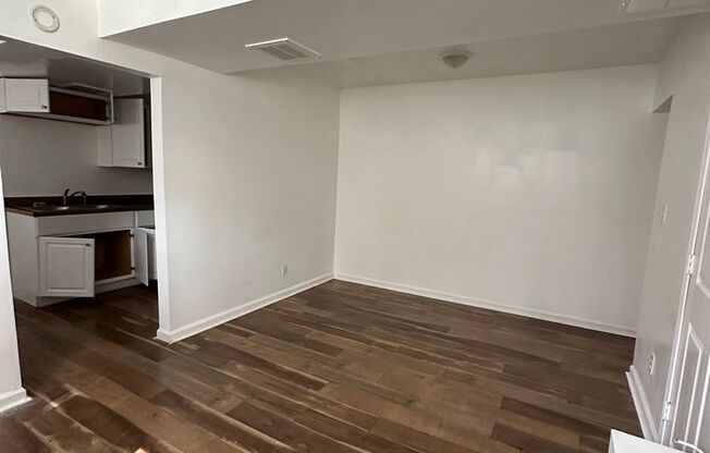 1 bed, 1 bath, $750, Unit B2