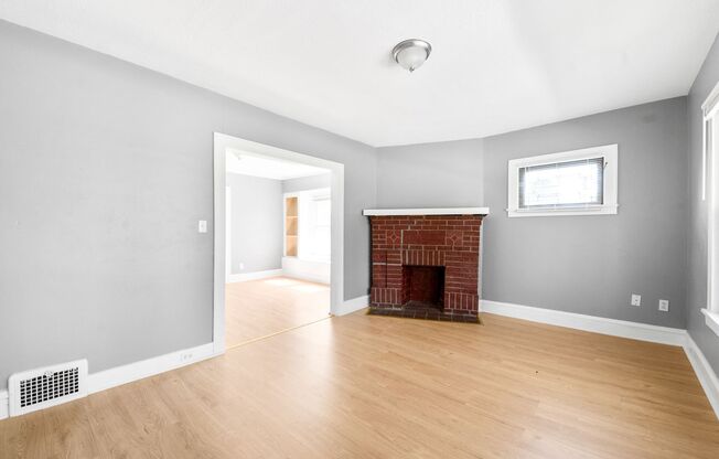 2 beds, 1 bath, 972 sqft, $850, Unit 13617 Glenside Rd - Up