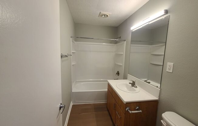 2 beds, 1 bath, 950 sqft, $3,075, Unit 1718-2