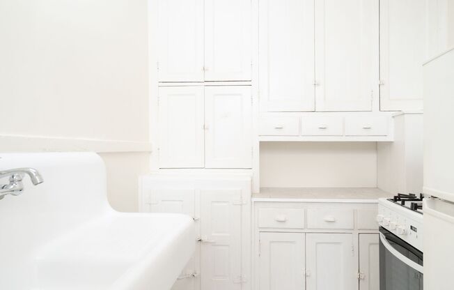 Studio, 1 bath, 450 sqft, $915, Unit 12-205