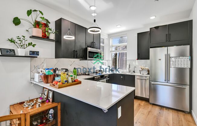 Modern Luxury 3 bedrooms and 2 bathrooms Townhome