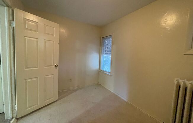 3 beds, 1 bath, $1,300, Unit Apt # 1