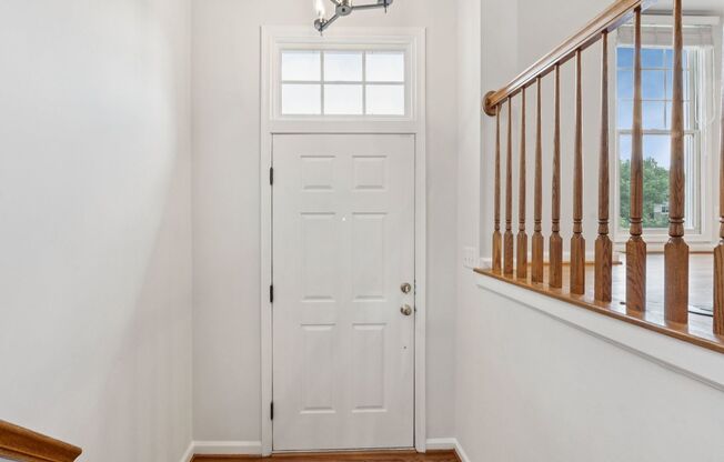 Beautiful 3-level colonial-style town home near Tysons Corner shopping & Silver Line metro stop!