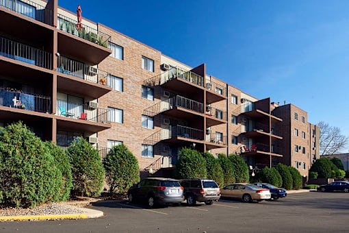 Property Exterior at Creek Point Apartments, Hopkins, 55343