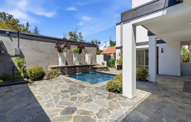 Luxury waterfront living in Calabasas