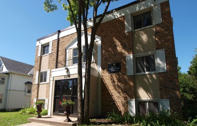 2016 Grand Ave S