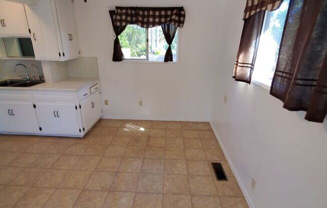 Beautiful & Private 3BD/2BA, 1,397 SqFt Home - Large Yards, Washer/Dryer included, Fireplace!