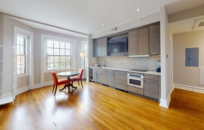 Dupont Circle Modern Studio Apartment In Historic Building W/Extra Storage!