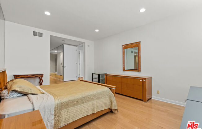 1260 S BEVERLY GLN BLVD