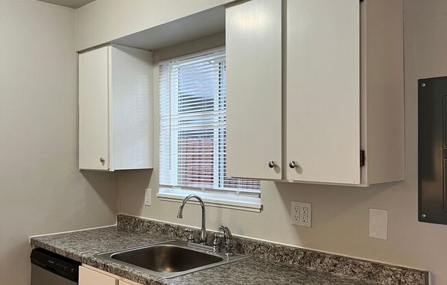 2 beds, 1 bath, 864 sqft, $1,450, Unit 17