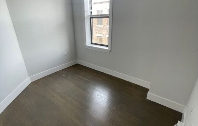 Avl NOW No Fee! Sunny 1BR with city skyline views, w/d in unit!