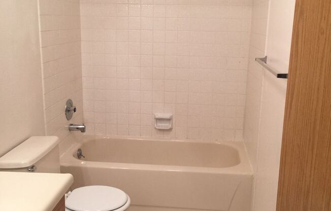 2 beds, 1 bath, 800 sqft, $1,650, Unit 1940-2