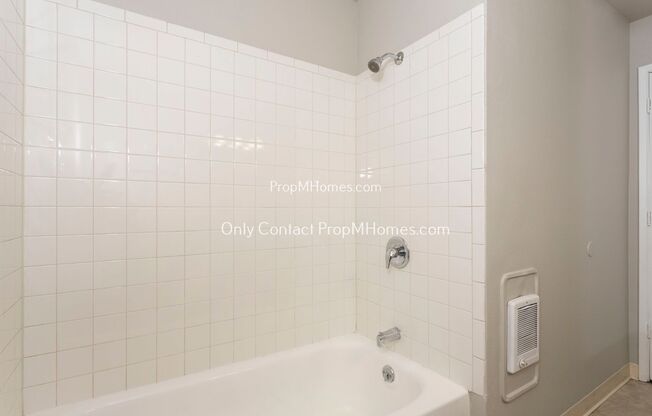 2 beds, 1 bath, $1,599, Unit 8820 N Ivanhoe Street Unit 17