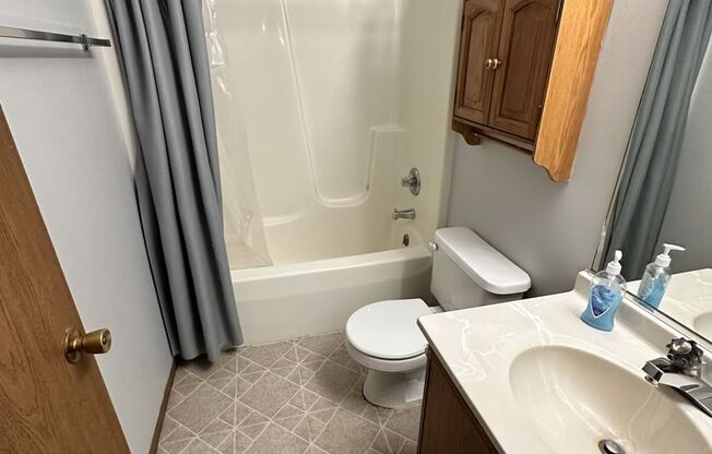 1 bed, 1 bath, $750, Unit B-1