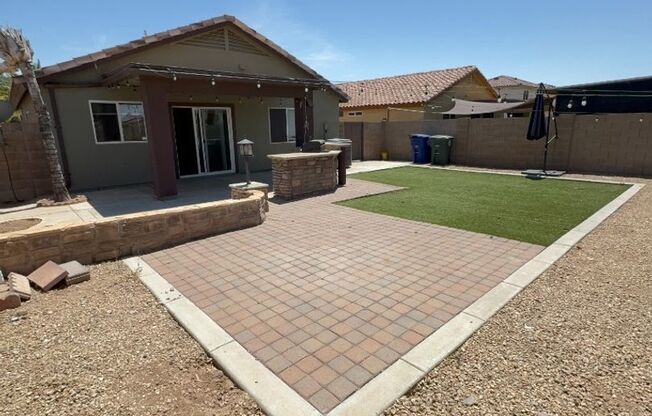Cute and Cozy In El Mirage With a Great Backyard!
