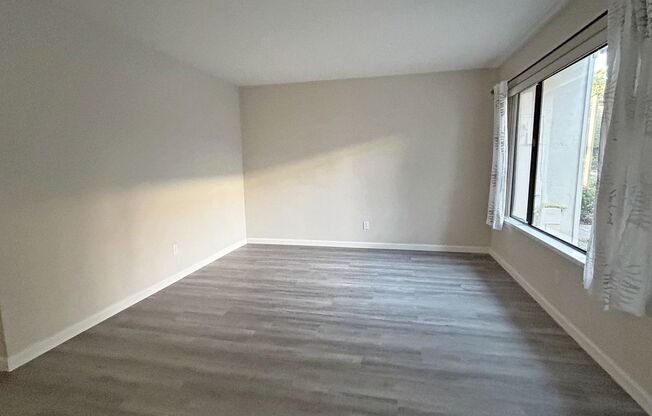 Bright and quiet two-story townhouse situated in the friendly Sunset Oaks community with an award-winning Cupertino school district! Centrally located in Sunnyvale, minutes from the Apple Campus.
