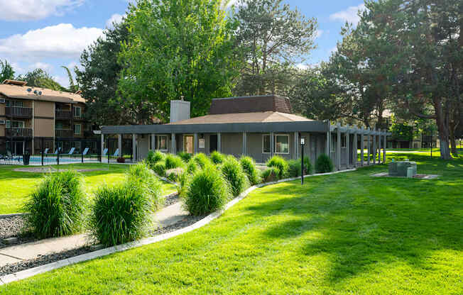 Arlo on 10th |Exterior