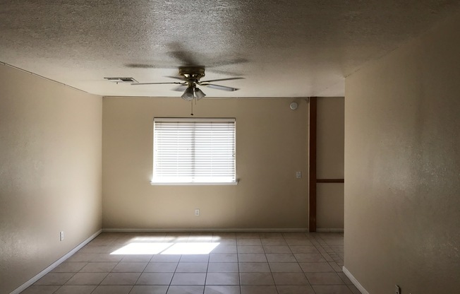 Beautiful 4 Bedroom 2 Bathroom house ( Smoke Ranch and Jones )