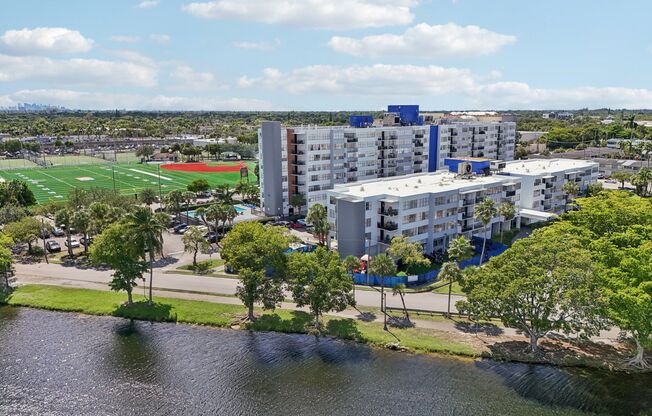 Grand Island Square - 3 Miles to Aventura Mall