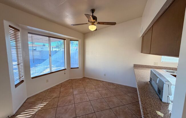 ⭐ Spacious 3-Bedroom 2-Bathroom Chandler Home with Vaulted Ceilings and Large Yard