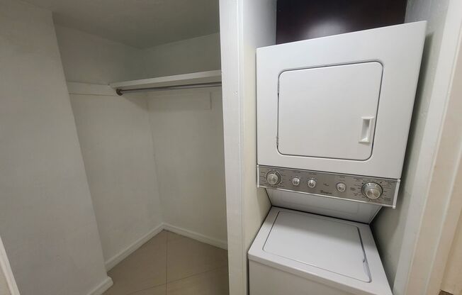 Boutique, Remodeled Studio Apartment Steps From The Beach!