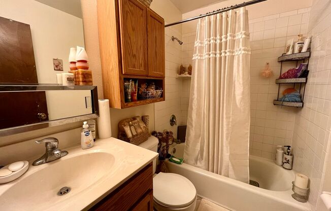 1 bed, 1 bath, $950, Unit 18