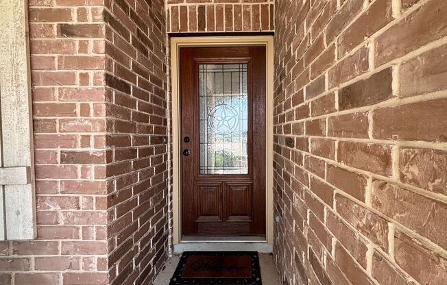 Welcome to this Big & Beautiful! 5 bed/3.5 bath 2 story home, with upgrades and and easy access to I35 and 1604, close to all the major retailers, and on a quiet cul-de-sac street.