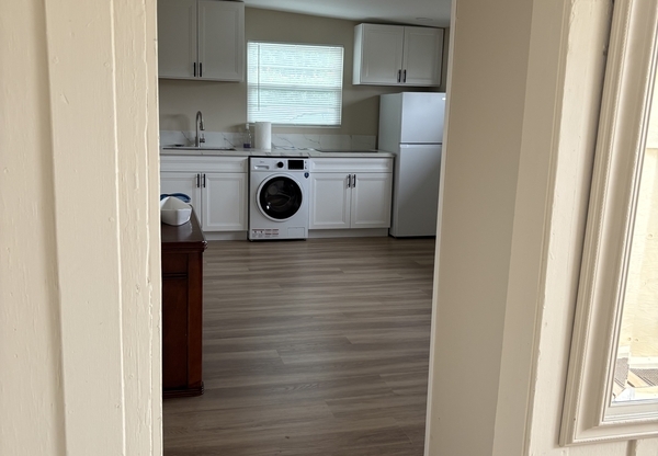 418 HONEYSUCKLE LN