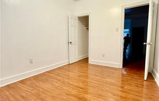 2 beds, 1 bath, 850 sqft, $2,400, Unit 2R