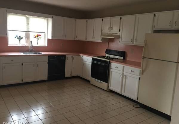 2 Bedroom Apartment on 1st Fl of Private Home - Parking - Laundry - Located in New Rochelle