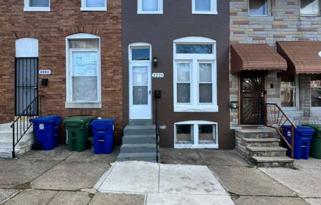 3 Bedroom Rowhome with Deck and Updated Kitchen