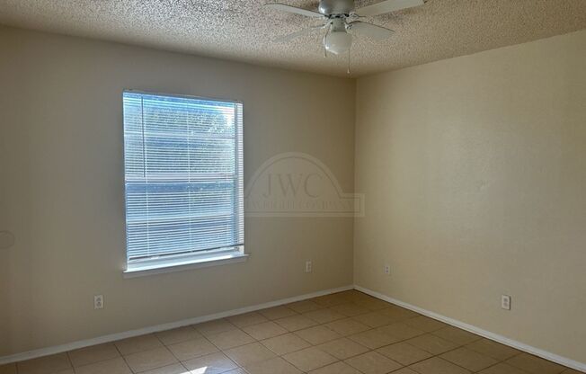 2 beds, 1 bath, $750, Unit 1906 Cedarhill Unit D