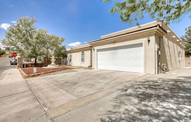 Short Term leases optionn4 Bedrooms 3 baths( near by Sunland Park Dr & Mesa St)