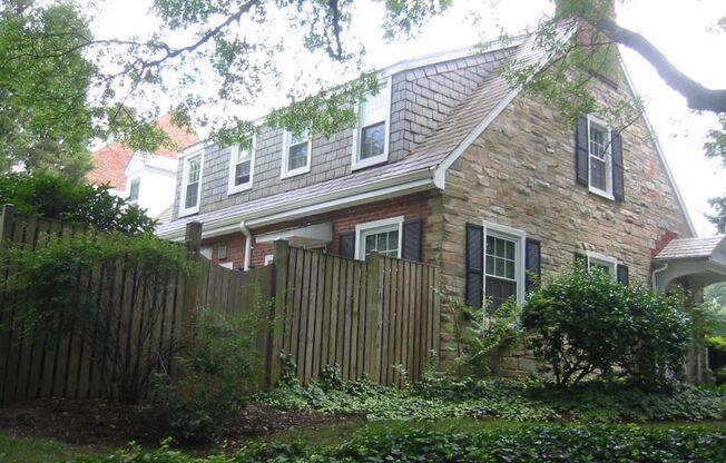 3 level end unit 1br+den 2ba town house in Fairlington