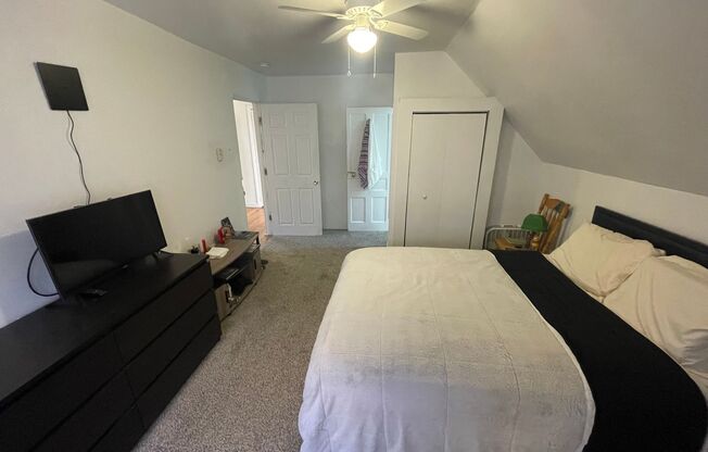 2 beds, 1 bath, $1,095, Unit Apt 3