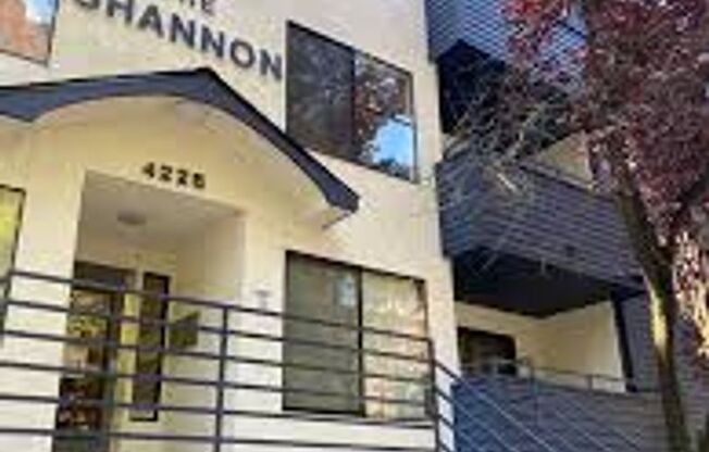 2 beds, 1 bath, 766 sqft, $2,050, Unit 32