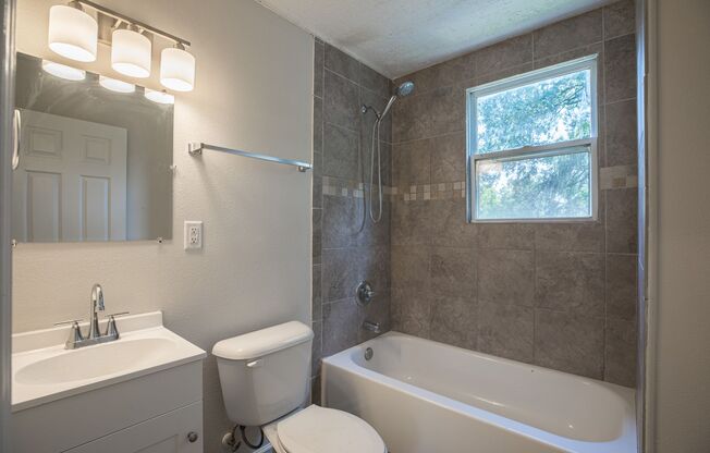 Spacious 3 bedroom, 1 Bathroom Upper Level Duplex Apartment