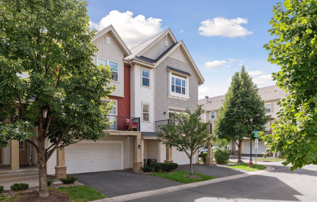 11769 EMERY VLG DR N