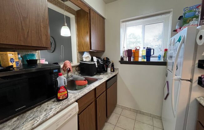 2 beds, 1 bath, $1,295, Unit 201