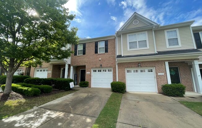 Beautiful 2 bed 2.5 bath brick townhome in Apex