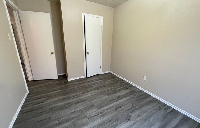 2 beds, 1 bath, 960 sqft, $800, Unit A