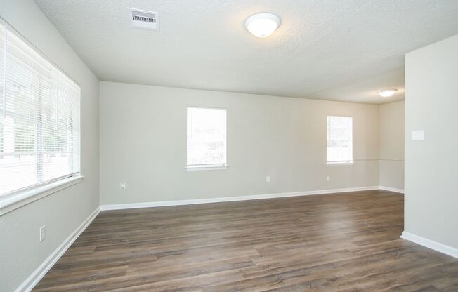 Christmas Move-In Special! Sign a lease now and get 50% off your first month’s rent. Hurry — offer ends 12/26!