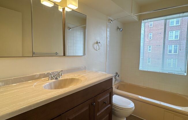 2 beds, 1 bath, 835 sqft, $1,295, Unit 712