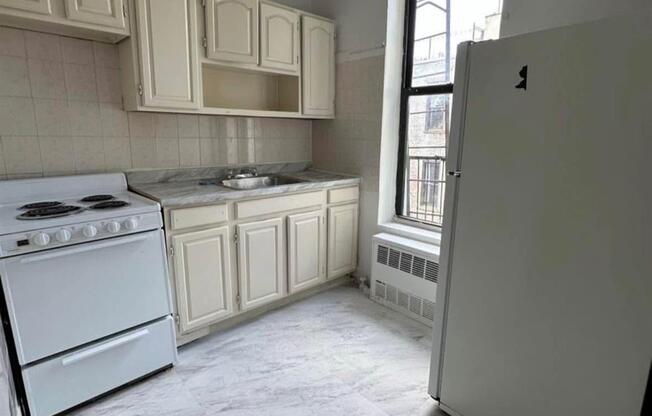 3 beds, 1 bath, 1,000 sqft, $2,200, Unit 2F