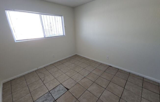 2 beds, 1 bath, 717 sqft, $1,000, Unit Unit 4