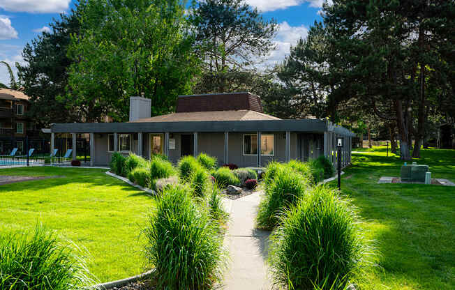 Arlo on 10th |Exterior