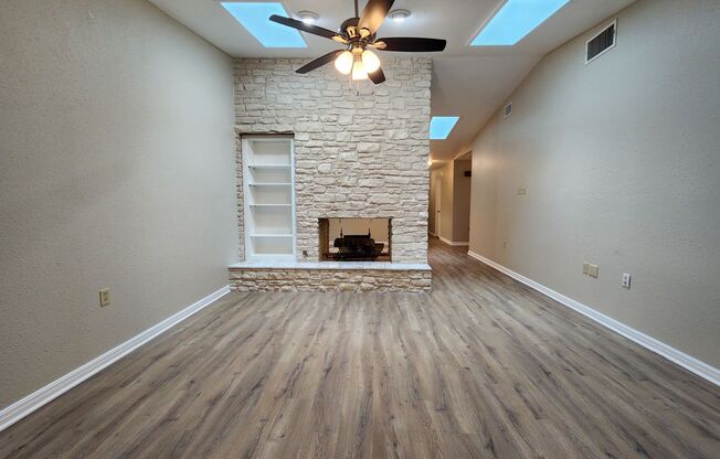 Townhome "On the Hill" / Inside the Loop / Large 2 Bedroom / No Carpet / Skylights / NBISD
