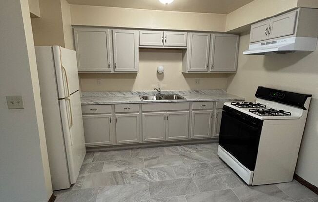 1 bed, 1 bath, 700 sqft, $899, Unit Custer-204