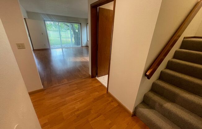 2bd/1.5Ba Duplex in NW Portland in a Quiet Bethany Neighborhood ~ Single Car Garage and Washer/Dryer Hooks Ups!!!