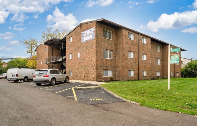 1 bed, 1 bath, $825, Unit Riverview Apartments